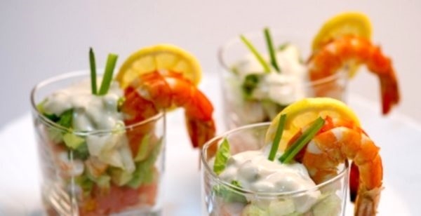 Блюдо из морепродуктов: салат коктейль с креветками