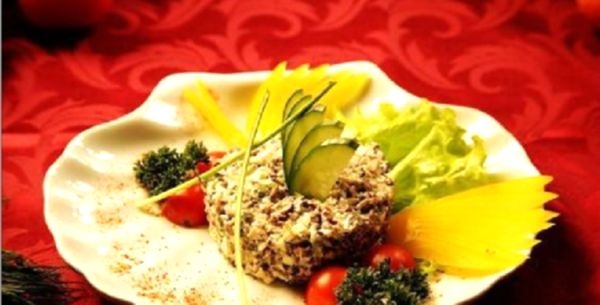Салат с солеными огурцами: несколько простых рецептов