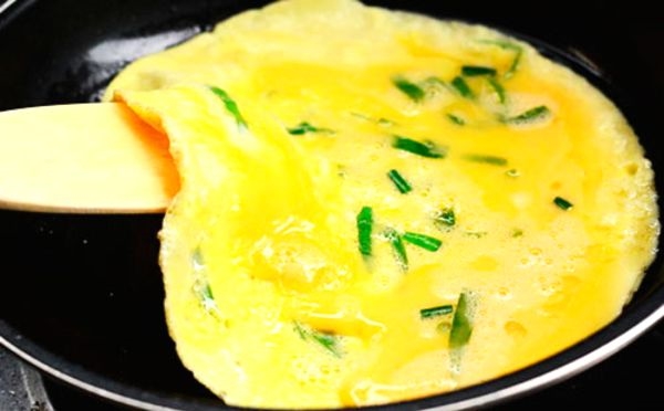 Как делать омлет из яиц и молока на сковороде: польза, калорийность и пошаговые рецепты
