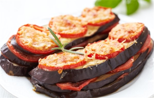 Баклажаны, запеченные в духовке с сыром и помидорами – стильно