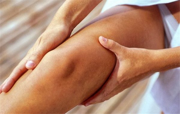 Болят ноги выше колен – что означает боль