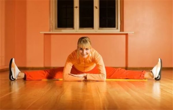 Упражнения для растяжки ног: эффект будет! Как правильно растягивать мышцы ног в домашних условиях с помощью специальных упражнений?