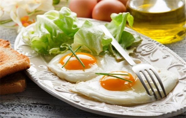 Яичница глазунья – нежный завтрак. Как готовить яичницу глазунью на сковороде, в духовке, микроволновке, мультиварке