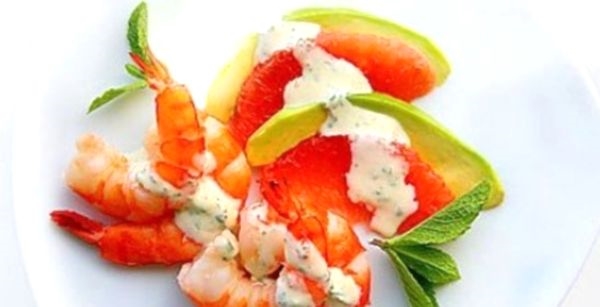 Блюдо из морепродуктов: салат коктейль с креветками