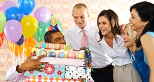 Что подарить коллеге мужчине на день рождения: дружеские и деловые подарки