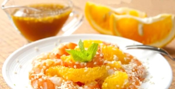 Изысканно: салат с креветками и апельсином