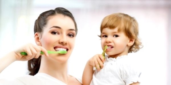 Как научить ребенка чистить зубы без криков и истерик