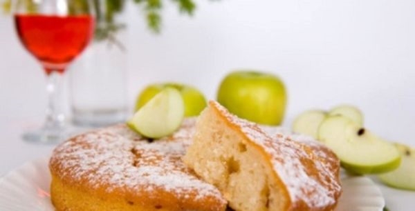 Как приготовить яблочную шарлотку из бисквитного теста?