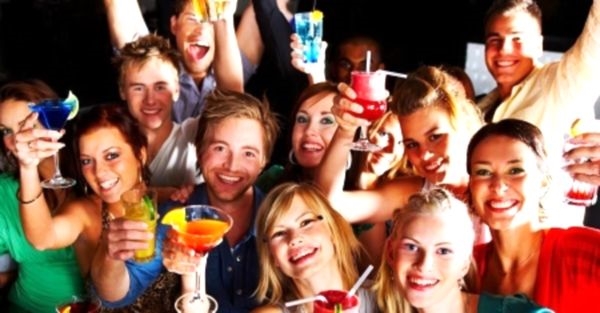 Как устроить вечеринку дома: советы для организации тематического праздника