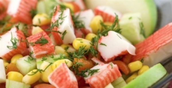 Крабовый салат с огурцом - рецепт для праздника и будней