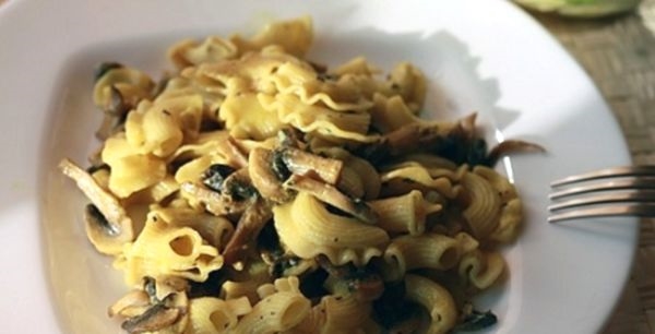 Паста с курицей и грибами в сливочном соусе - секреты домашней кухни
