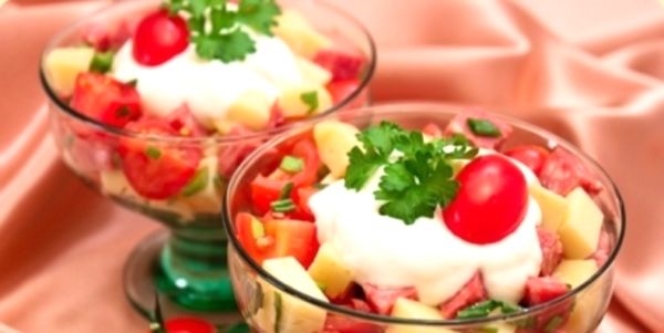 Салат с колбасой и помидорами - просто и вкусно