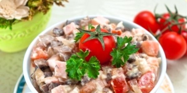 Салат с колбасой и помидорами - просто и вкусно!