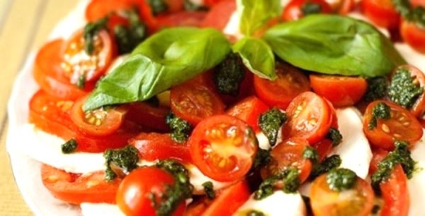 Салат с моцареллой и помидорами - привет из Италии