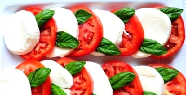 Салат с моцареллой и помидорами - привет из Италии!