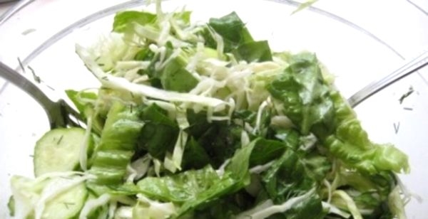 Витаминный салат из капусты с огурцом