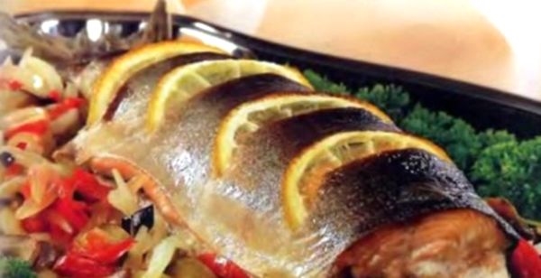 Вкусно и малокалорийно: рыба, запеченная с овощами