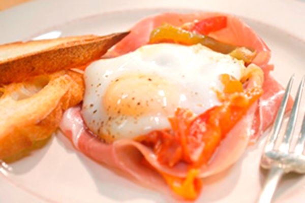 Английский завтрак: 4 рецепта яичницы с беконом