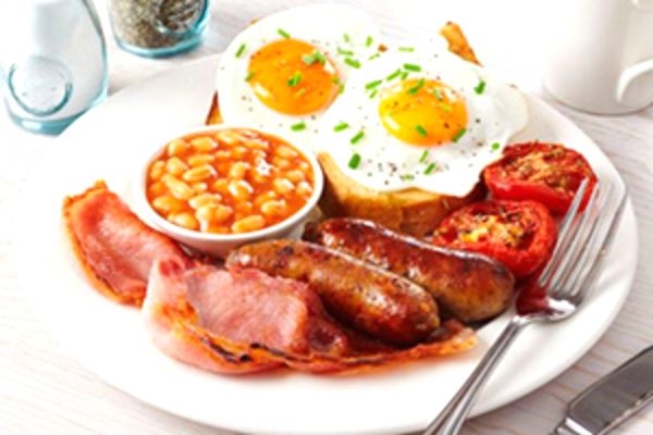 Английский завтрак: 4 рецепта яичницы с беконом