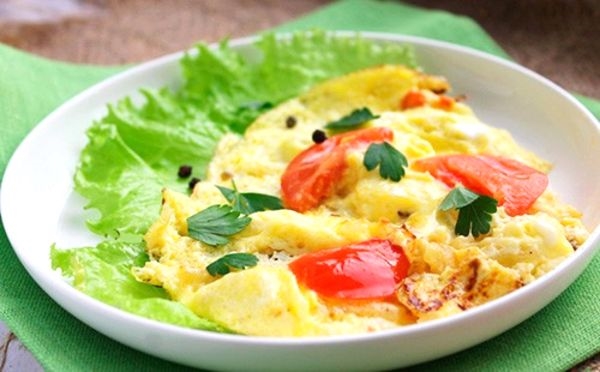 Красивый и полезный завтрак: 4 рецепта омлета с помидорами, сыром и колбасой