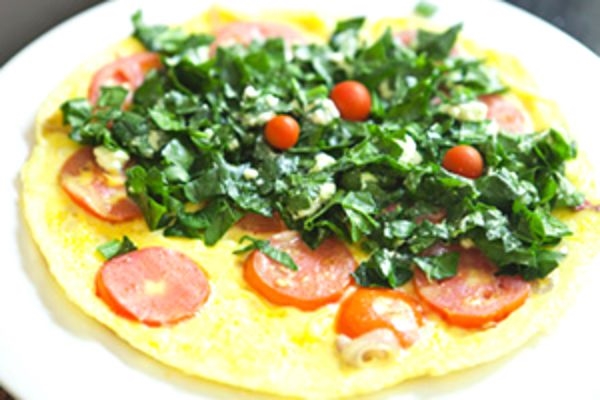 Красивый и полезный завтрак: 4 рецепта омлета с помидорами, сыром и колбасой