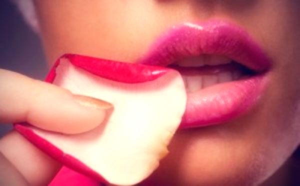 Почему трескаются губы в уголках рта: причины, лечение и профилактика