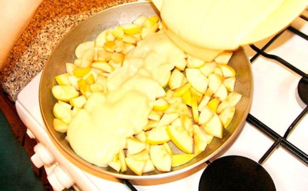 Шарлотка на сковороде без духовки: особенности выпечки и 4 рецепта