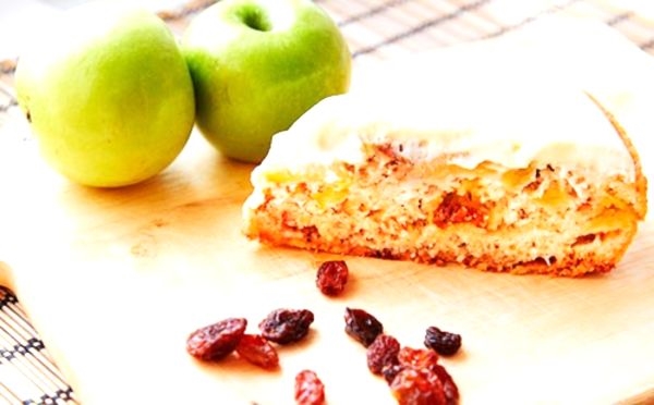 Шарлотка с яблоками в мультиварке «Редмонд»: тонкости приготовления и 4 рецепта