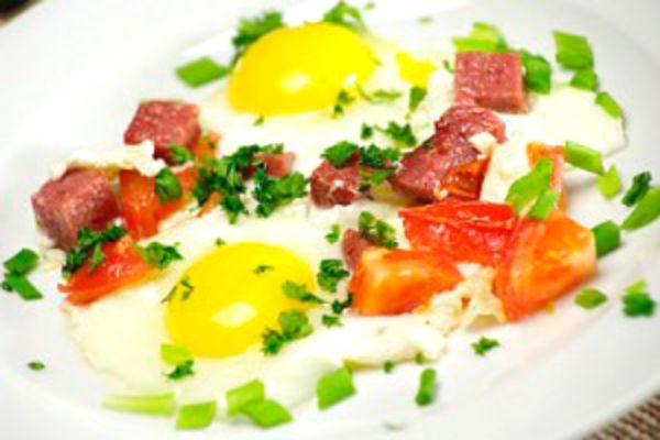 Сытный завтрак для всей семьи: жарим яичницу с колбасой