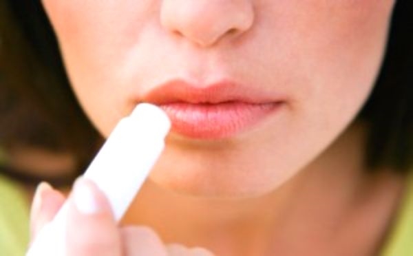 Трещины в уголках губ: причины появления и способы лечения