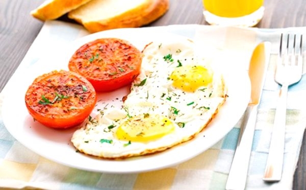 Яичница с помидорами: вкусно, красиво и оригинально