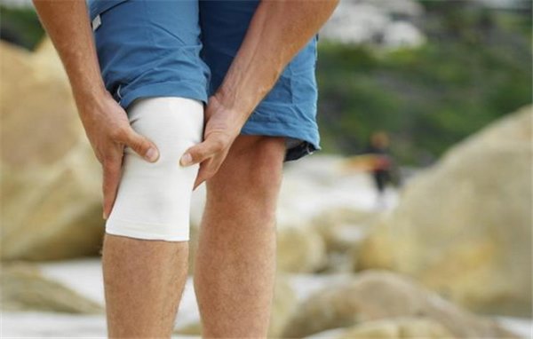 Болят колени при приседании: основные причины появления недуга