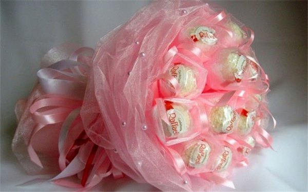 Букеты из конфет своими руками - пошагово: сладкие тюльпаны и розы в корзине. Мастер-класс изготовления букетов из Рафаэлло (фото)