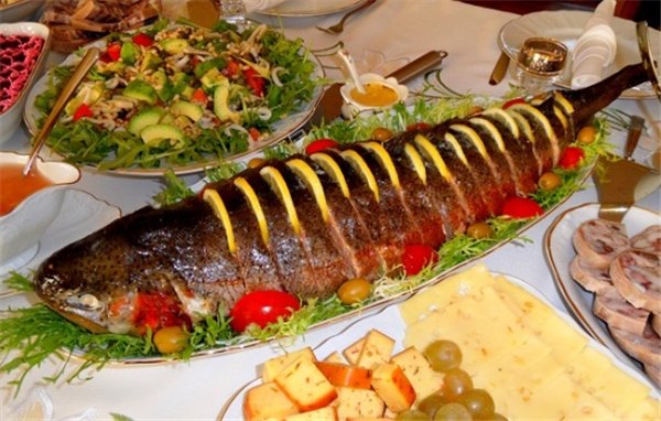 Горбуша целиком – праздничный вариант приготовления красной рыбы