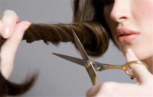 К чему снится подстригать волосы: себе, подружке или кому-то другому