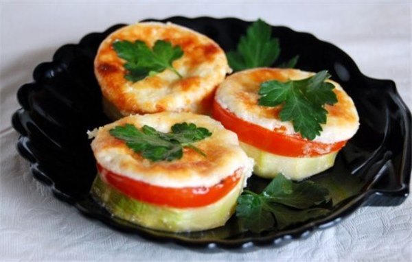 Кабачки с помидорами и сыром, запеченные в духовке: сочные, с чудесной корочкой