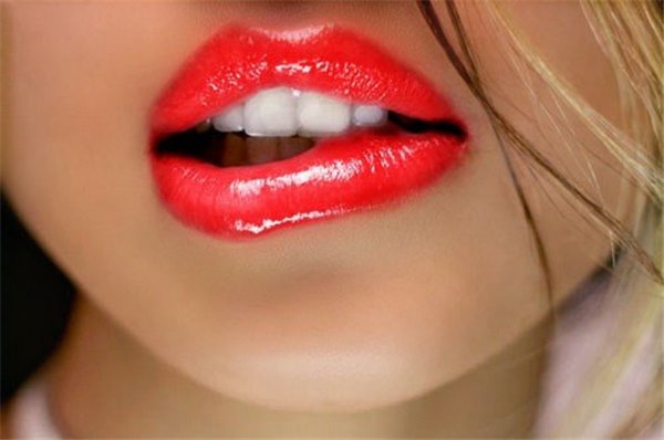 Как правильно красить губы помадой, блеском и лаком. Секреты правильного нанесения на губы красной помады (фото)
