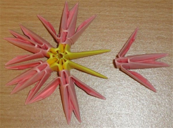 Как сделать лилию из бумаги своими руками: три разных способа (с фото)