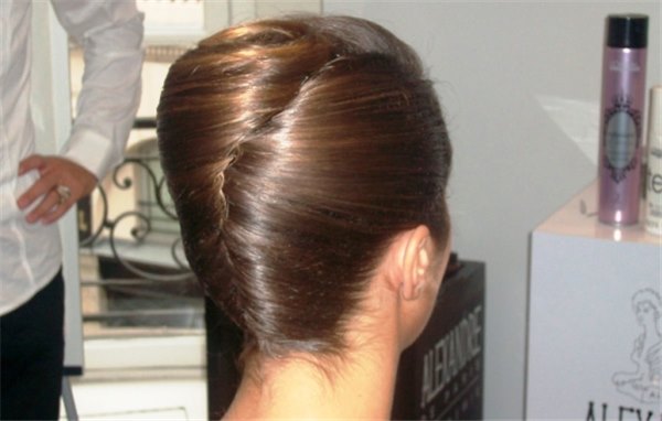 Классическая и элегантная причёска «Ракушка»: на средние волосы или длинные
