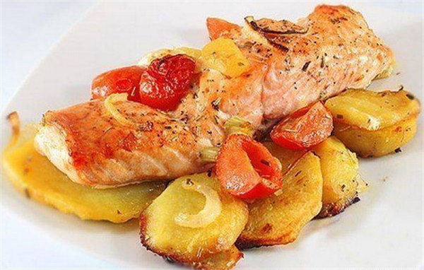 Красная рыба с картошкой – сочетание благородства и простоты