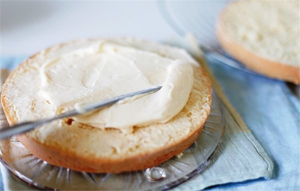 Крем из творожного сыра – и на торт, и на хлеб