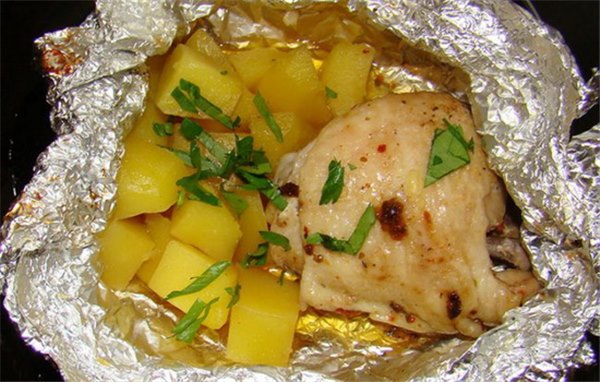 Курица с картошкой в духовке в фольге – новые рецепты