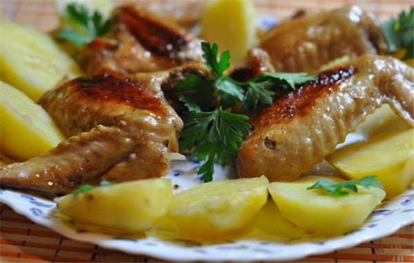 Куриные крылышки с картошкой в духовке – бюджетно! Рецепты куриных крылышек с картошкой в духовке: по-итальянски, в пиве и др.