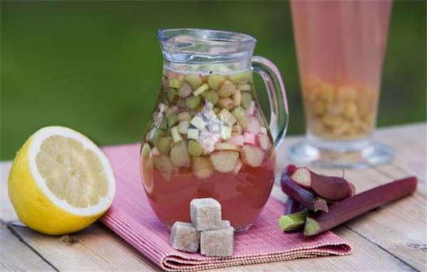 Квас из ревеня – идеальный напиток для жаркого дня. Лучшие рецепты кваса из ревеня с пряностями, мятой, лимоном, медом