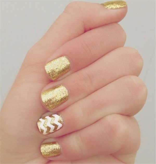 Модный дизайн ногтей «золото»