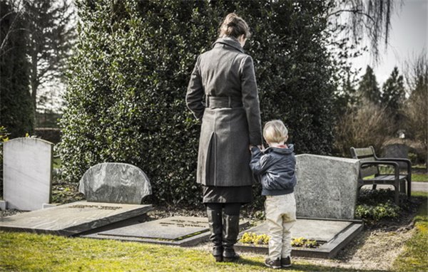 Можно ли брать детей на кладбище? Можно ли детям на похороны? Такие спорные вопросы: что говорят психологи и священники
