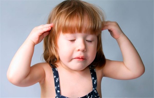 Почему болит голова у ребенка: бежать ко врачу или можно помочь дома