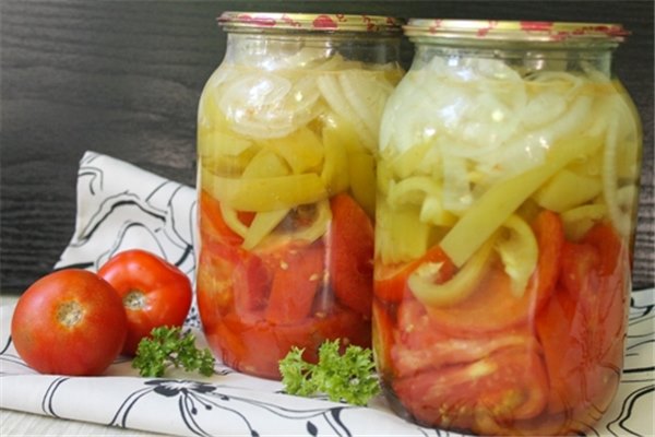 Салат на зиму из перца и помидоров с аспирином - идеальный способ консервирования