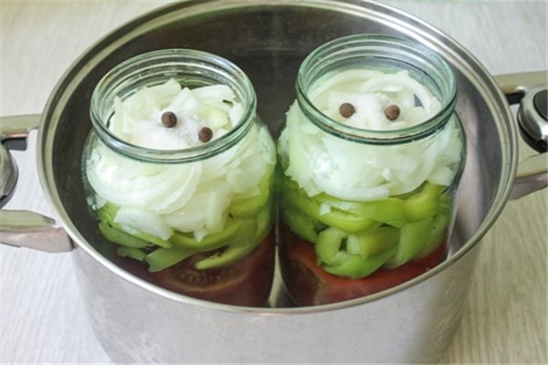 Салат на зиму из перца и помидоров с аспирином - идеальный способ консервирования