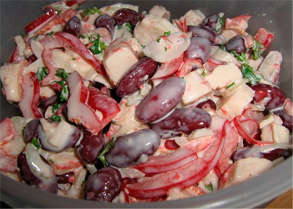 Салат с фасолью и крабовыми палочками - лучшие рецепты. Как правильно и вкусно приготовить салат из фасоли и крабовых палочек.